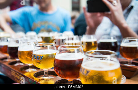 Bierprobe in einer der lebhaften Bars im historischen Zentrum von Brüssel. Stockfoto