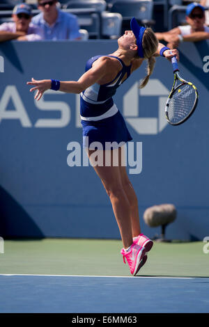 Flushing Meadows, New York, USA. 26. August 2014. Eugenie Bouchard (CAN) in ersten Runde Aktion während der 2. Tag der US Open Tennis Championships. Bildnachweis: Paul J. Sutton/PCN/Alamy Live-Nachrichten Stockfoto