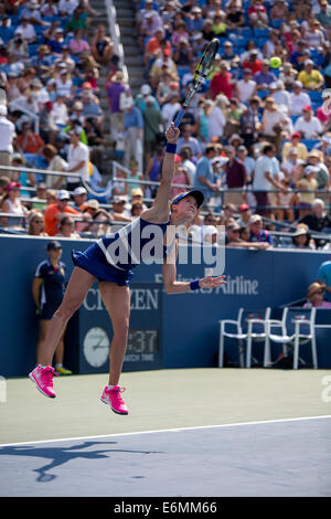 Flushing Meadows, New York, USA. 26. August 2014. Eugenie Bouchard (CAN) in ersten Runde Aktion während der 2. Tag der US Open Tennis Championships. Bildnachweis: Paul J. Sutton/PCN/Alamy Live-Nachrichten Stockfoto