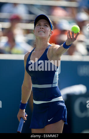 Flushing Meadows, New York, USA. 26. August 2014. Eugenie Bouchard (CAN) in ersten Runde Aktion während der 2. Tag der US Open Tennis Championships. Bildnachweis: Paul J. Sutton/PCN/Alamy Live-Nachrichten Stockfoto