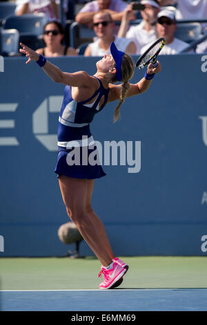 Flushing Meadows, New York, USA. 26. August 2014. Eugenie Bouchard (CAN) in ersten Runde Aktion während der 2. Tag der US Open Tennis Championships. Bildnachweis: Paul J. Sutton/PCN/Alamy Live-Nachrichten Stockfoto