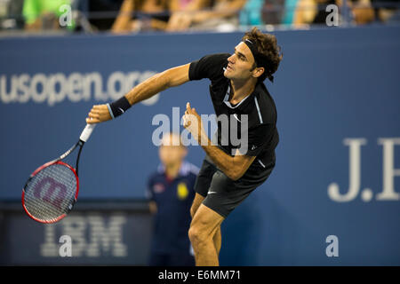 Flushing Meadows, New York, USA. 26. August 2014. Roger Federer (SUI) in ersten Runde Aktion während der 2. Tag der US Open Tennis Championships. Bildnachweis: Paul J. Sutton/PCN/Alamy Live-Nachrichten Stockfoto