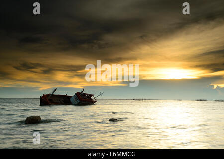 Angelboot/Fischerboot kenterte in Thailand. Stockfoto