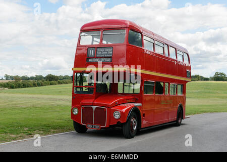 Ein Routemaster Bus, jetzt verwendet als einem privaten Fahrzeug, auf dem Gelände eines Hotels in Hampshire, England, Vereinigtes Königreich. Stockfoto