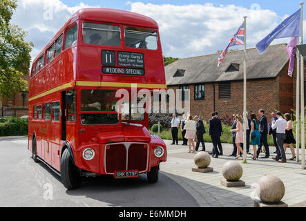 Ein Routemaster Bus, jetzt verwendet als einem privaten Fahrzeug, auf dem Gelände eines Hotels in Hampshire, England, Vereinigtes Königreich. Stockfoto