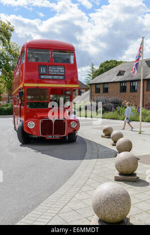 Ein Routemaster Bus, jetzt verwendet als einem privaten Fahrzeug, auf dem Gelände eines Hotels in Hampshire, England, Vereinigtes Königreich. Stockfoto