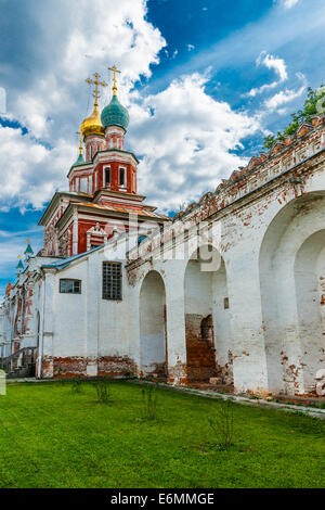 Nowodewitschi-Kloster von Moskau. Fürsprache der Heiligen Jungfrau Tor Kirche Stockfoto