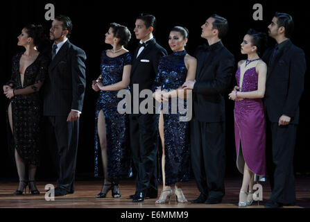 Buenos Aires, Argentinien. 26. August 2014. Paare warten auf die Ergebnisse des Final 'Escenario"(Szenario) Modus der Tango-Weltmeisterschaft im Luna Park Stadion der Stadt Buenos Aires, Argentinien, am 26. August 2014. Insgesamt 574 Paare aus 37 Ländern und Regionen besuchen die Tango-Weltmeisterschaft. Bildnachweis: Martin Zabala/Xinhua/Alamy Live-Nachrichten Stockfoto