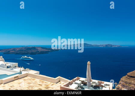 Blick auf die Caldera von Santorini mit Schiff von Oia, Griechenland Stockfoto