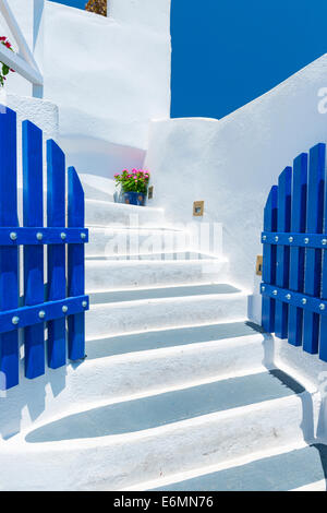 Bunte alte Treppe und traditionelle Architektur auf Insel Santorini in Fira, Griechenland. Stockfoto