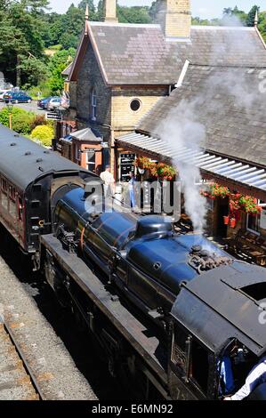 Dampf-Lokomotive British Rail-Standardklasse 5 4-6-0 Nummer 73129 in British Rail Schwarz am Bahnhof, Arley, UK. Stockfoto