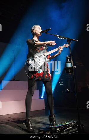 Glasgow, Schottland. 27. August 2014. St. Vincent aka Annie Clark führt auf der Bühne 02 ABC Glasgow am 26. August 2014 in Glasgow Credit: Sam Kovak/Alamy Live News Stockfoto