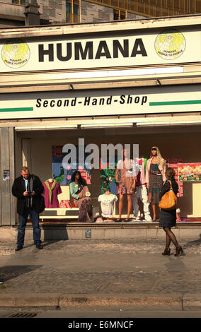 Vor Dem zweiten-Hand-Kaufhaus Humana eine der Kantstraße in der City West in Berlin Stehen Passanten, Nahe Dem Bahnhof Zoo, bin 14.03.2014. Das Gebäude Soll Abgerissen Werden. Foto: Wolfram Steinberg dpa Stockfoto