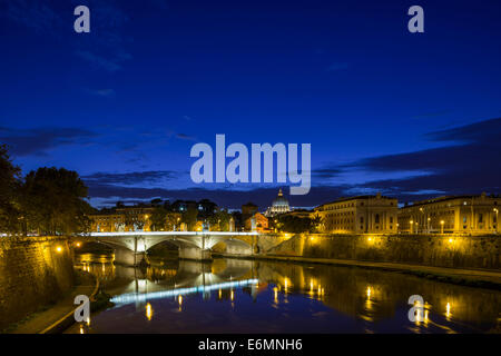 Blick über den Tiber zum Petersdom, von Ponte Sant'Angelo, Rom, Latium, Italien Stockfoto