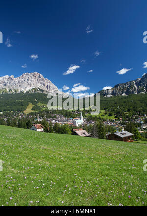 Blick auf die Stadt von Cortina d ' Ampezzo, Provinz Belluno, Region Venetien, Italien Stockfoto