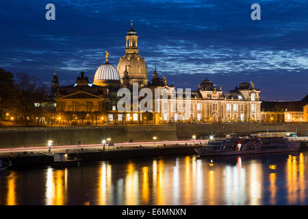 Kirche der Frauenkirche und Dresdner Akademie der bildenden Künste, Elbe River bei Nacht, historischen Zentrum, Dresden, Sachsen, Deutschland Stockfoto