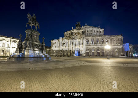 Theaterplatz mit Semperoper Opernhaus und das König-Johann-Denkmal am Nacht, historischen Zentrum, Dresden, Sachsen, Deutschland Stockfoto