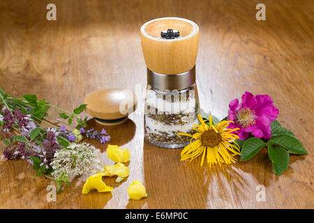 Salz, Salz gewürzt mit Kräutern und Blumen, Blüten, Blütenblättern, Blütensalz, Blütensalz, Gewürzsalz Stockfoto