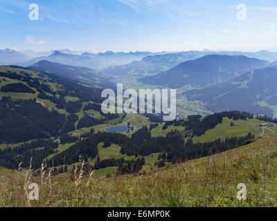 Filzalmsee See und Brixental Tal mit Brixen Im Thale, Blick vom Mt Hohe Salve, Kitzbüheler Alpen, Tirol, Österreich Stockfoto