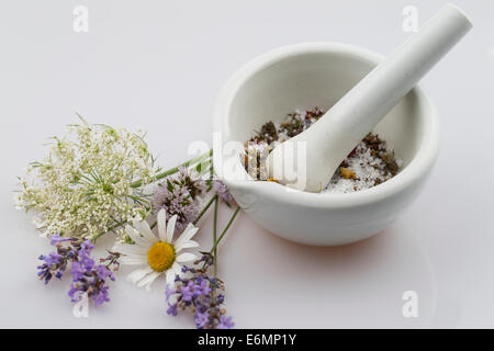Salz, Salz gewürzt mit Kräutern und Blumen, Blüten, Blütenblättern, Blütensalz, Blütensalz, Gewürzsalz Stockfoto
