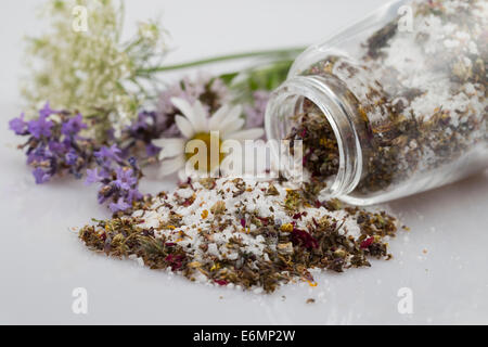 Salz, Salz gewürzt mit Kräutern und Blumen, Blüten, Blütenblättern, Blütensalz, Blütensalz, Gewürzsalz Stockfoto