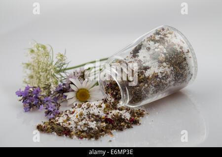 Salz, Salz gewürzt mit Kräutern und Blumen, Blüten, Blütenblättern, Blütensalz, Blütensalz, Gewürzsalz Stockfoto