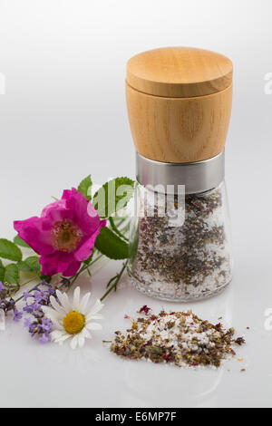 Salz, Salz gewürzt mit Kräutern und Blumen, Blüten, Blütenblättern, Blütensalz, Blütensalz, Gewürzsalz Stockfoto