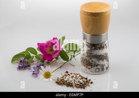 Salz, Salz gewürzt mit Kräutern und Blumen, Blüten, Blütenblättern, Blütensalz, Blütensalz, Gewürzsalz Stockfoto