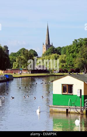 Blick entlang dem Fluß Avon in Richtung der Holy Trinity Church in Stratford Warwickshire, England, Vereinigtes Königreich, Westeuropa. Stockfoto