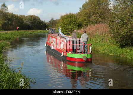 Kanalboot Segeln als Bestandteil einer Flottille in der Nähe von The Stables, Bishopbriggs, auf die Forth & Clyde Canal. Stockfoto