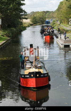 Die "Wee Funke" und "Maryhill" Kugelfische Segeln als Bestandteil einer Flottille in der Nähe von Bishopbriggs auf die Forth & Clyde Canal. Stockfoto