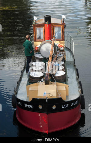 Die "Wee Funke" Replikat Puffer als Bestandteil einer Flottille in der Nähe von Bishopbriggs am Forth & Clyde Kanal segeln. Stockfoto