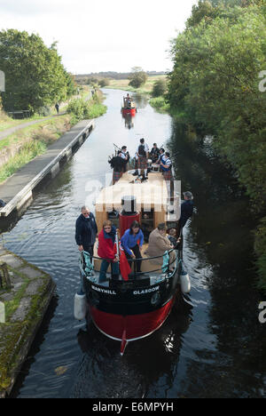 Kanalboote Segeln als Bestandteil einer Flottille in der Nähe von Bishopbriggs auf die Forth & Clyde Canal. Stockfoto