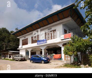 Ost Bhutan, Trashigang, Kanglung untere Markt, Palas Gemischtwarenladen = und Bank of Bhutan ATM Stockfoto