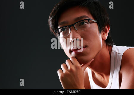 Closeup Portrait eines nachdenklich asiatischen Mannes Stockfoto