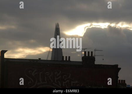 London UK. 27. August 2014. Dramatische Sonnenaufgang über den London-Shard-Kredit: Amer Ghazzal/Alamy Live-Nachrichten Stockfoto