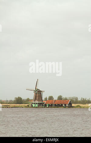 Traditionelle holländische Windmühlen Stockfoto