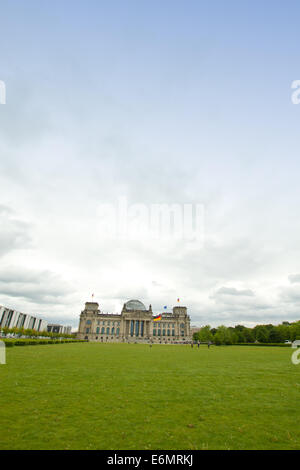 BERLIN, Deutschland - 25. Mai 2014: The Reichstag Building und Urlauber Bewohner und Besucher auf dem Feld. Der Reichstag buildi Stockfoto