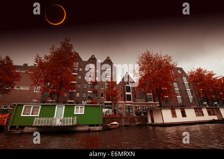 Sonnenfinsternis über der Stadt Amsterdam. Elemente dieses Bildes, eingerichtet von der NASA Stockfoto