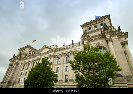 BERLIN, Deutschland - 25. Mai 2014: The Reichstag Building und Urlauber Bewohner und Besucher auf dem Feld. Der Reichstag buildi Stockfoto