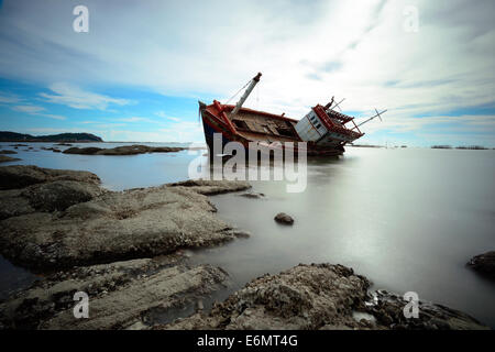 Angelboot/Fischerboot kenterte in Thailand. Stockfoto