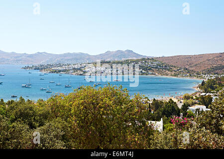 Blick über die Bucht, mit Blick auf die Boote und dem klaren, blauen Meer der Beyaz Beach Club, Bitez, Bodrum, Türkei Stockfoto