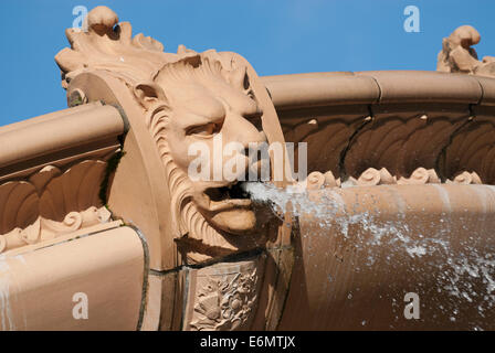 Löwen Kopf Detail aus dem Doulton Terracotta Brunnen Glasgow Green. Stockfoto