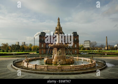 Doulton Brunnen und Peoples Palace, Glasgow Green Stockfoto