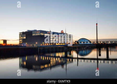 Nacht-Foto des Glasgow Science Centre und Tower mit BBC Scotland Sitz. Stockfoto