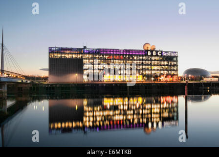 Nacht-Foto des BBC Scottish Headquarters in Pacific Quay Glasgow am Fluss Clyde. Stockfoto