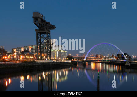 Nacht-Foto des Flusses Clyde mit dem Finnieston Crane und Clyde Arc (Squinty Brücke) Glasgow.