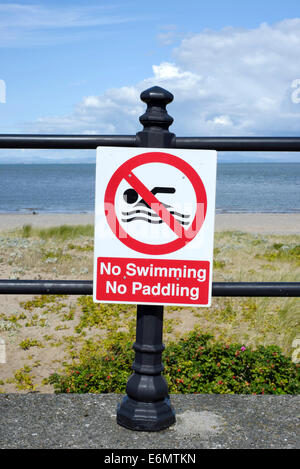 Kein Schwimmen, keine paddeln Zeichen angebracht, Geländer direkt am Meer in Fleetwood, Lancashire Stockfoto