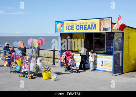 Kiosk direkt am Meer in Fleetwood, Lancashire, England Stockfoto