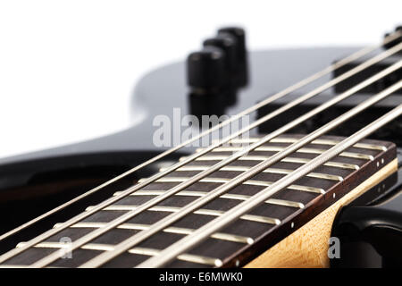 Detailbild von einem e-Bass auf weißem Hintergrund Stockfoto